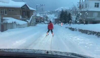 Rize’de köy yolunda kayak yaparken ilginç anlara sahne oldu