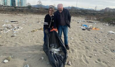Rize’de torunuyla sahildeki çöpleri topladı