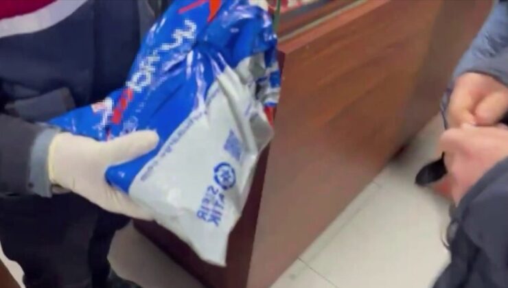 Sakarya’da taklit ettikleri kargo aracıyla kaçakçılık yaparken yakalandılar
