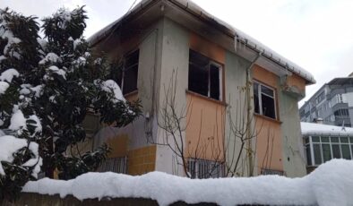 Samsun’da 2 katlı binada yangın