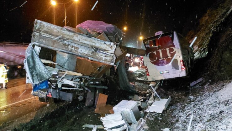 Samsun’da yolcu otobüsü kamyona çarptı: 1 ölü