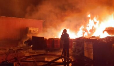 Samsun’daki kauçuk fabrikasında çıkan yangın 4 saatte söndürüldü