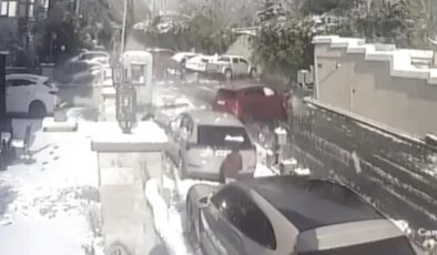 Sarıyer’de karlı yolda kayan otomobil eve çarptı