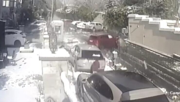 Sarıyer’de karlı yolda kayan otomobil eve çarptı