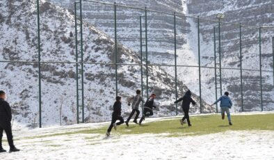 Şırnak’ta çocukların futbol aşkı görenlerin kalbini ısıtıyor