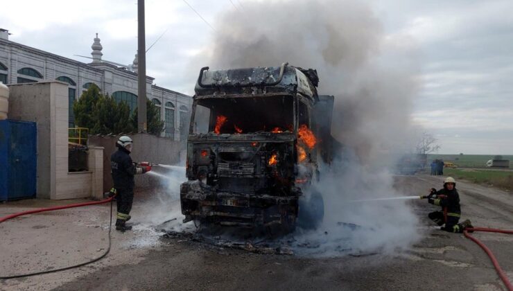 Tekirdağ’da park halindeki tır alev aldı