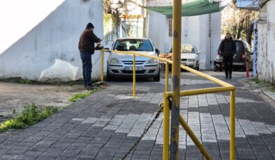 Tekirdağ’da sokağın yarısı onun çıkınca demir bariyerle kapattı