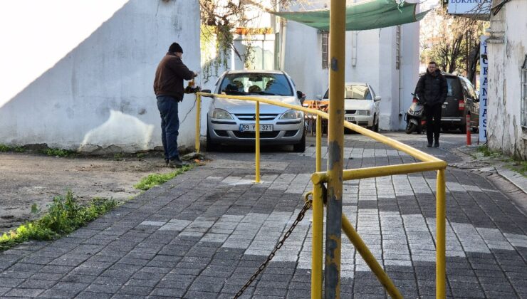 Tekirdağ’da sokağın yarısı onun çıkınca demir bariyerle kapattı