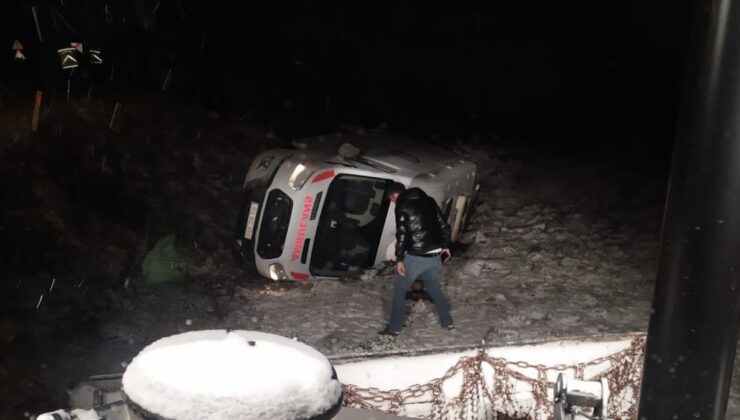 Tokat’ta devrilen ambulansın sürücüsü yaralandı