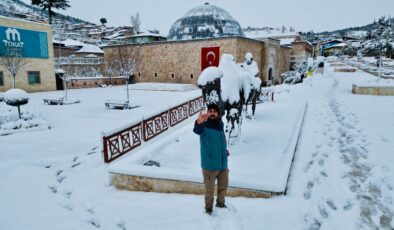 Tokat’ta kar yağışı kartpostallık görüntüler oluşturdu