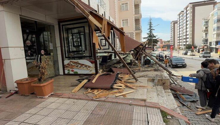 Tokat’ta minibüs dükkan verandasını yırttı