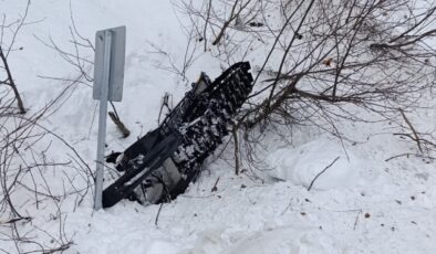 Trabzon’da şarampole devrilen kar motoru sürücüsünü kepçe operatörü kurtardı
