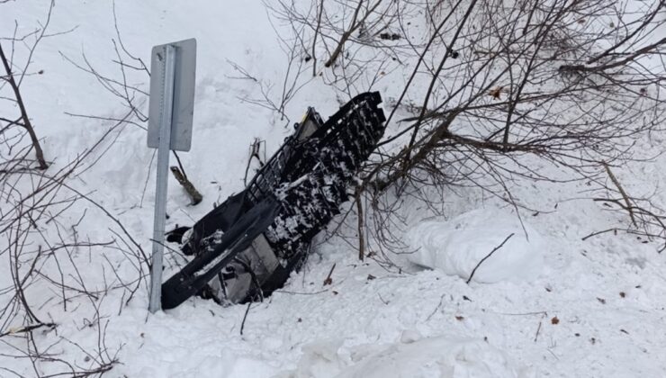 Trabzon’da şarampole devrilen kar motoru sürücüsünü kepçe operatörü kurtardı