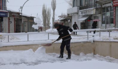 Van’da 60 yerleşim yeri ulaşıma kapandı