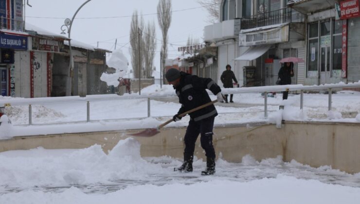 Van’da 60 yerleşim yeri ulaşıma kapandı