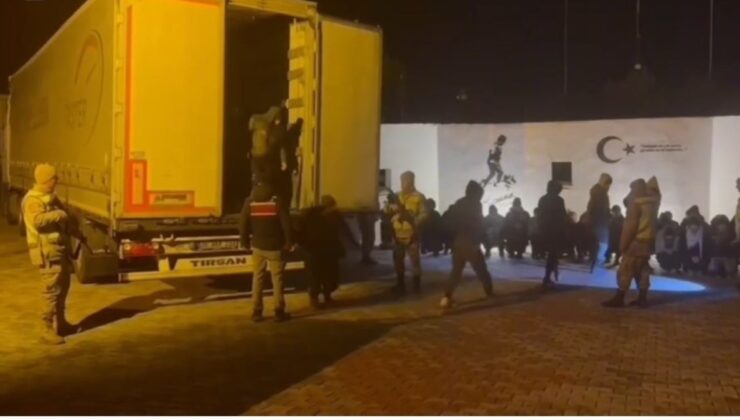 Van’da 69 düzensiz göçmen, tırda yakalandı