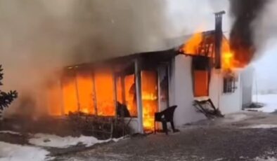 Van’da prefabrik ev alevlere teslim oldu