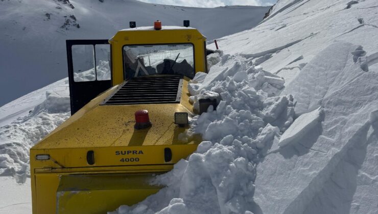 Van’da üzerine çığ düşen iş makinesinin operatörü son anda kurtuldu