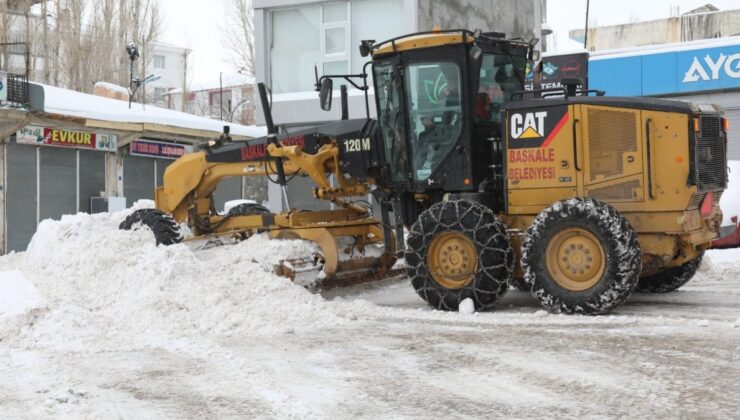 Van’da vatandaşlar kar yağışıyla mücadele ediyor