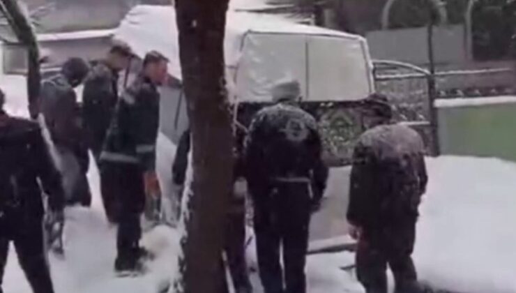 Zonguldak’ta yolda mahsur kalan okul servisine iş makinesi çarptı