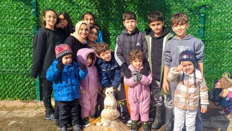 Adana’da ilk defa kar gören çocukların heyecanı