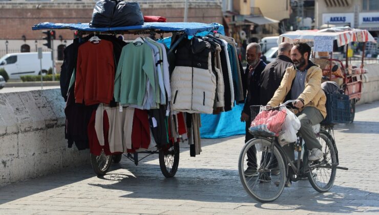 Adana’da tarihi Taşköprü seyyar satıcıların uğrak noktası oldu