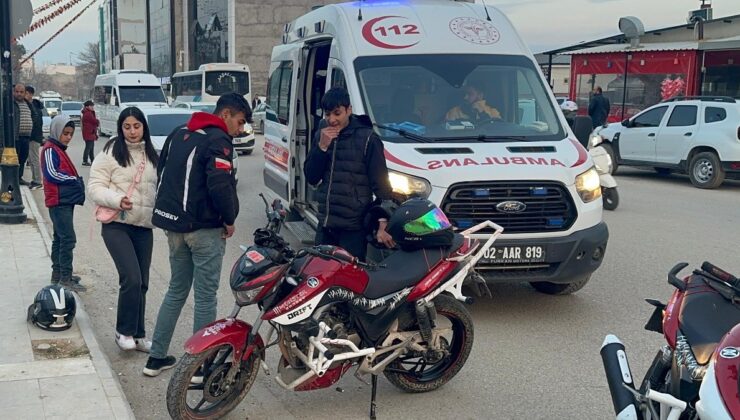 Adıyaman’da motosiklet önce otomobile sonra durakta bekleyen çocuğa çarptı