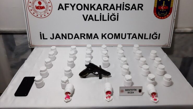 Afyonkarahisar’da uyuşturucu hapları satamadan jandarmaya yakalandı