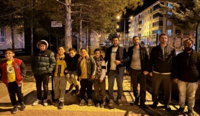 Aksaray’da camiye gelen çocuklara ayakkabıda harçlık sürprizi