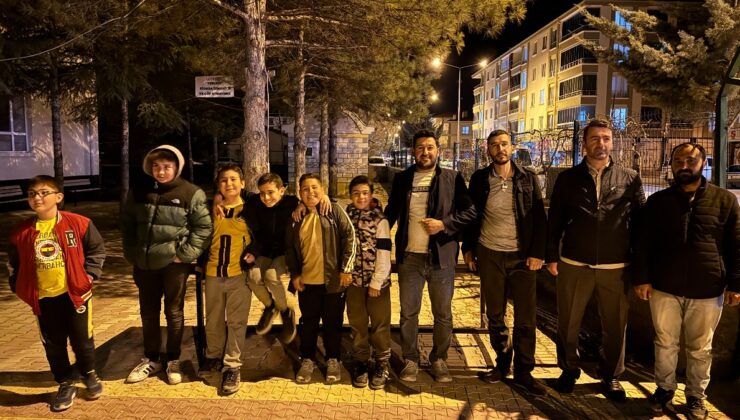 Aksaray’da camiye gelen çocuklara ayakkabıda harçlık sürprizi