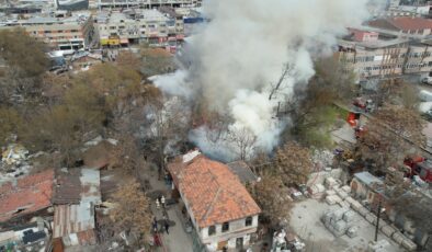 Ankara’da hurda kağıt istiflenen metruk bina alev alev yandı