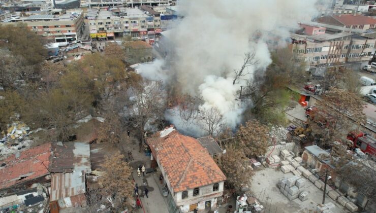 Ankara’da hurda kağıt istiflenen metruk bina alev alev yandı