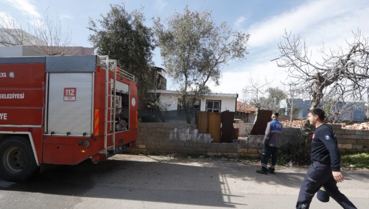 Antalya’da bir gecekonduda çıkan yangın ekipleri alarma geçirdi