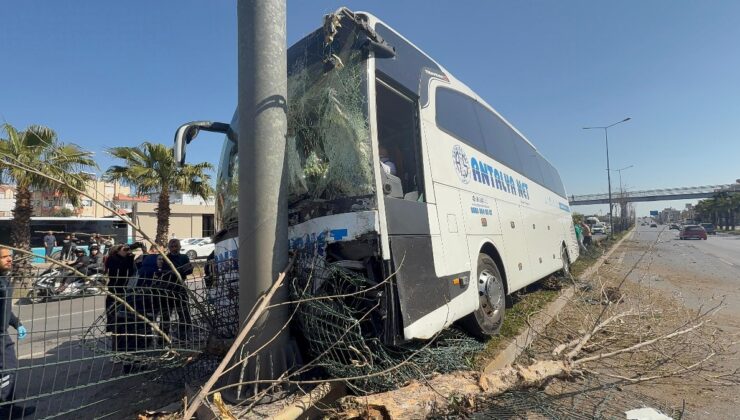 Antalya’da direksiyonu kilitlenen yolcu otobüsü refüje çıktı: 6 yaralı