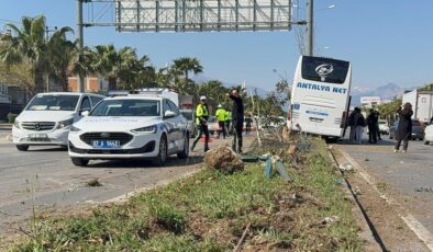 Antalya’da direksiyonu kilitlenen yolcu otobüsü refüje çıktı
