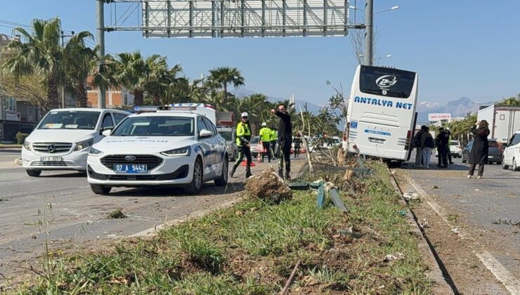 Antalya’da direksiyonu kilitlenen yolcu otobüsü refüje çıktı