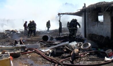 Antalya’da hurda deposu bahçesinde yangın çıktı