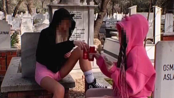 Antalya’da mezar taşı üstüne oturup iskambil oynadılar