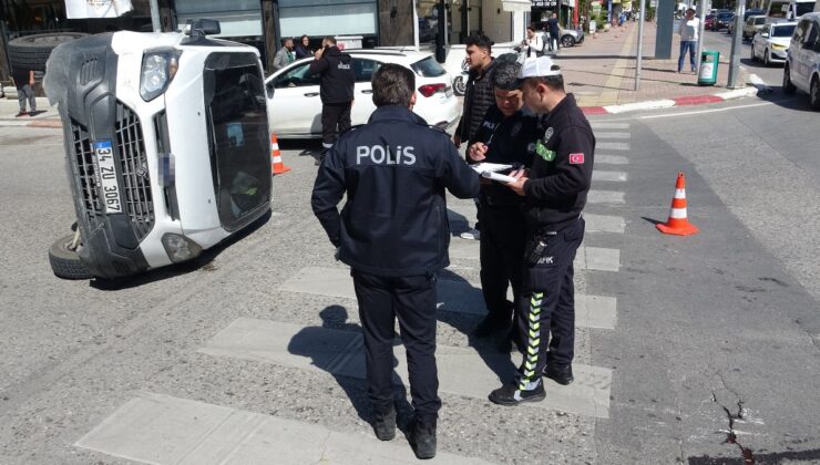 Antalya’da para taşıyan zırhlı araç kazaya karıştı paralar çuvallarla nakledildi