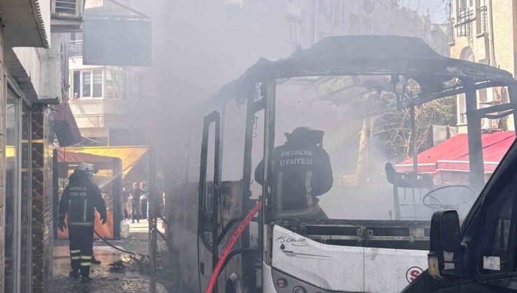 Antalya’da park halindeki otobüste yangın