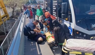 Antalya’da yolcu minibüsü, otomobile çarptı: 3 yaralı