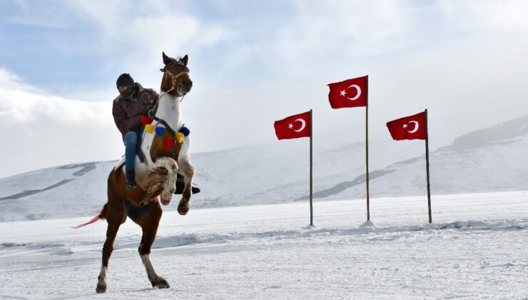 Ardahan’da buz tutan gölde atlı kızak etkinliğine büyük ilgi