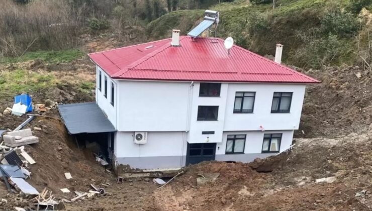 Artvin’de iki katlı ev heyelanda 50 metre sürüklendi