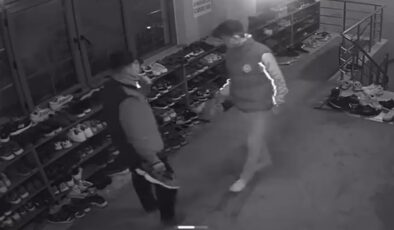 Aydın’da cemaat namaza durdu, onlar ayakkabıların peşine düştü