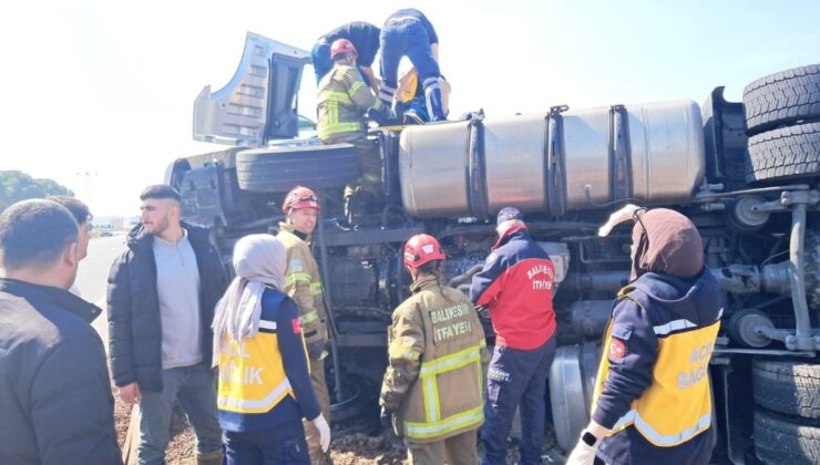 Balıkesir’de kaza yapan tır yolun kapanmasına neden oldu