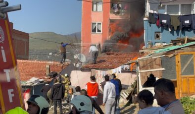 Balıkesir’de yangın: Mahalleli hortumlarla itfaiyeye destek verdi