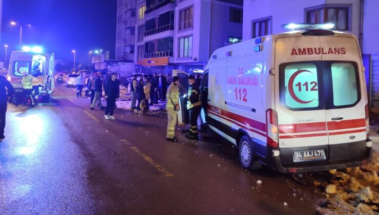 Bartın’da hasta taşıyan ambulans ile otomobil çarpıştı: 8 yaralı