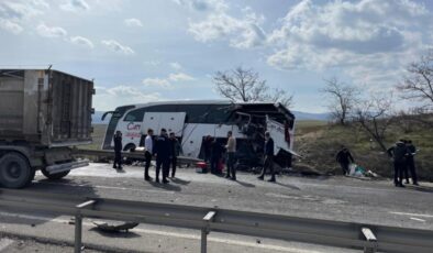 Bilecik’te tır otobüse çarptı: 11 yaralı