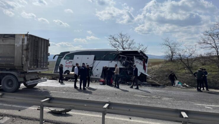 Bilecik’te tır otobüse çarptı: 11 yaralı