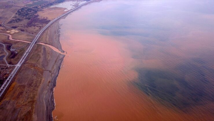Bitlis’te debisi yükselen dere, Van Gölü’nü boyadı